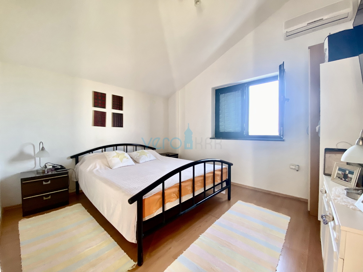 Dobrinj, Casa indipendente con giardino e vista mare, in vendita
