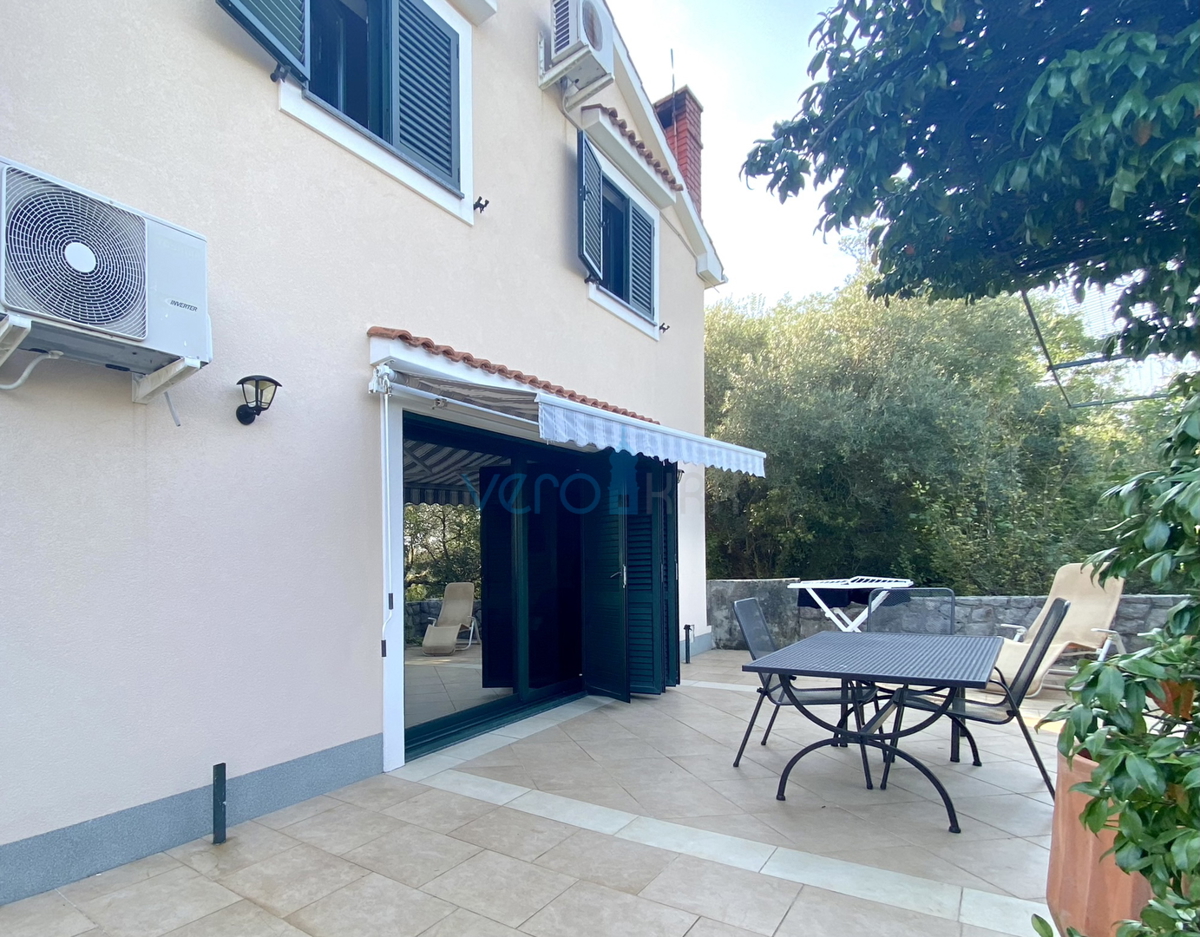 Dobrinj, Casa indipendente con giardino e vista mare, in vendita