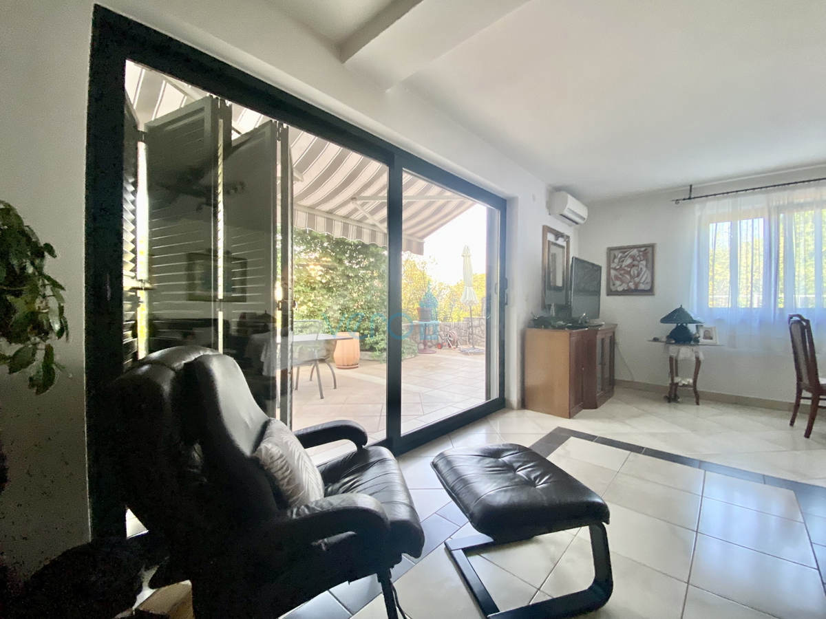 Dobrinj, Casa indipendente con giardino e vista mare, in vendita