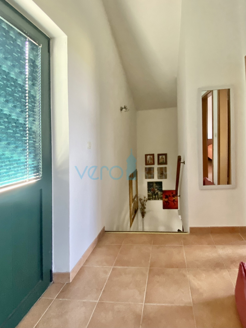 Dobrinj, Casa indipendente con giardino e vista mare, in vendita