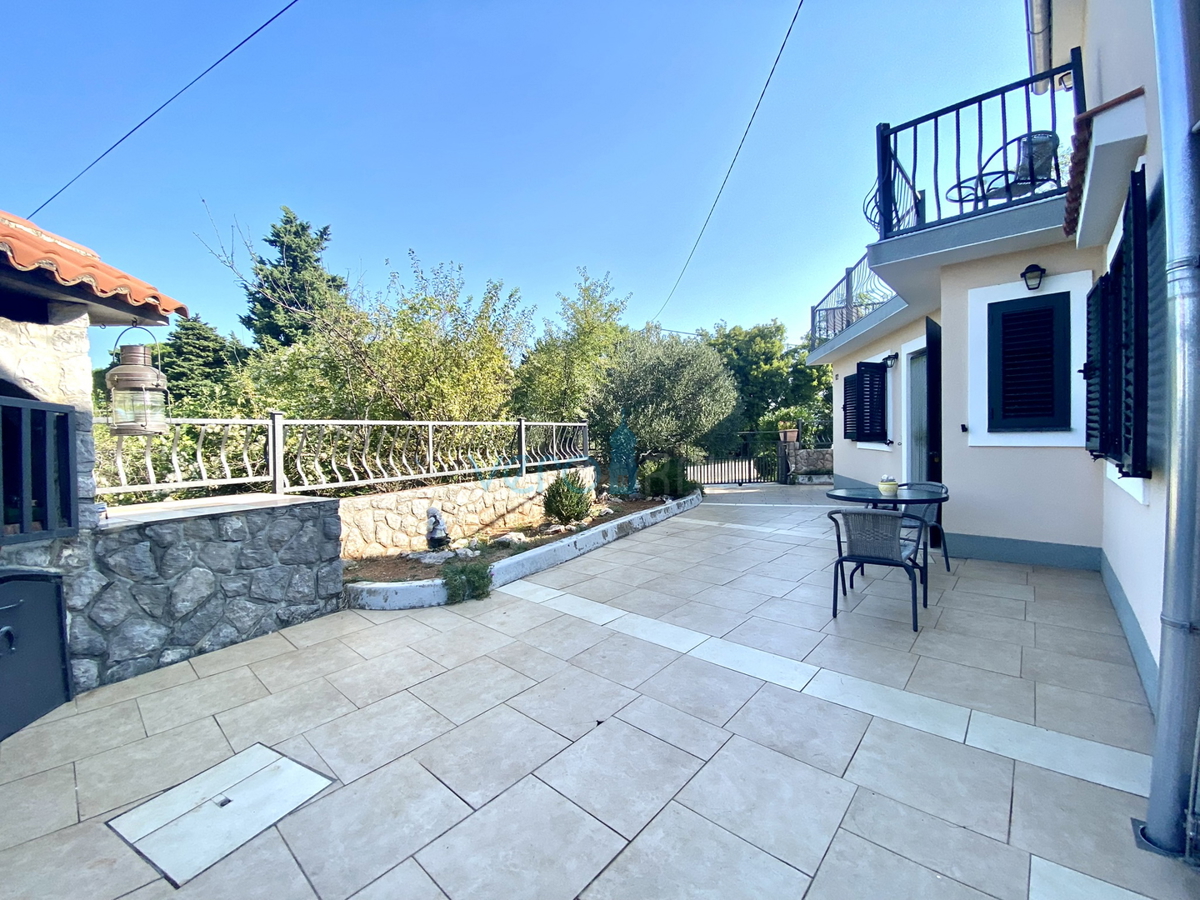 Dobrinj, Casa indipendente con giardino e vista mare, in vendita