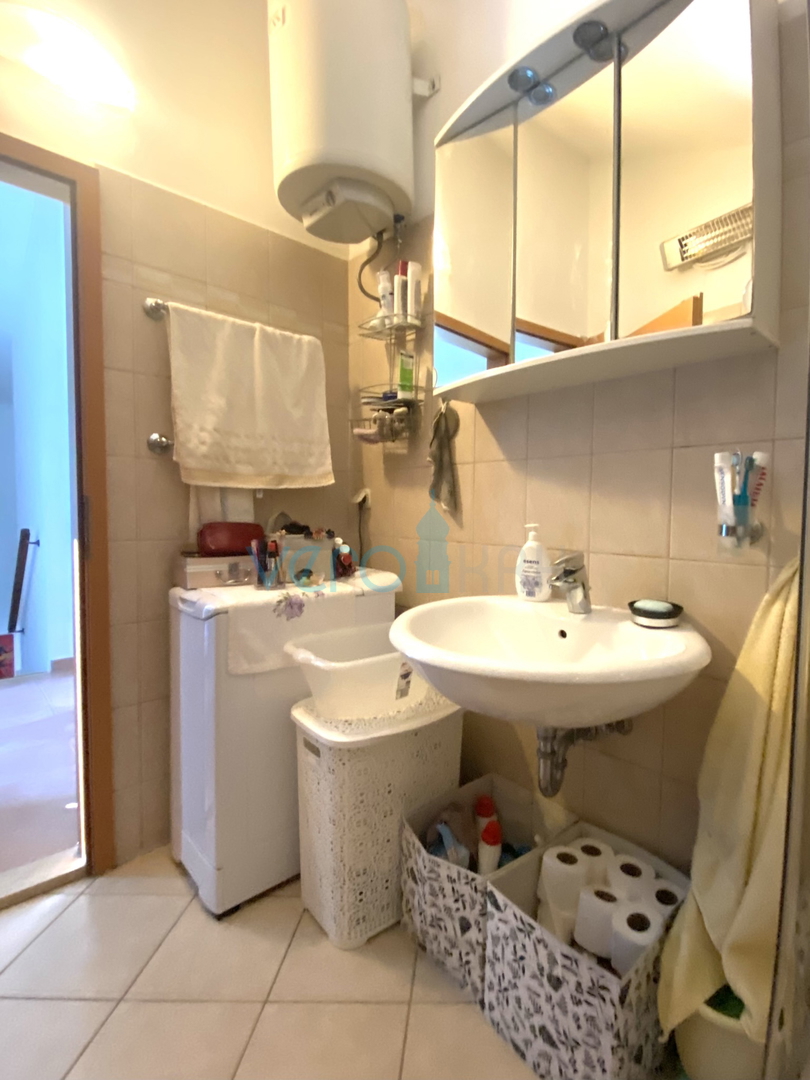 Dobrinj, Casa indipendente con giardino e vista mare, in vendita