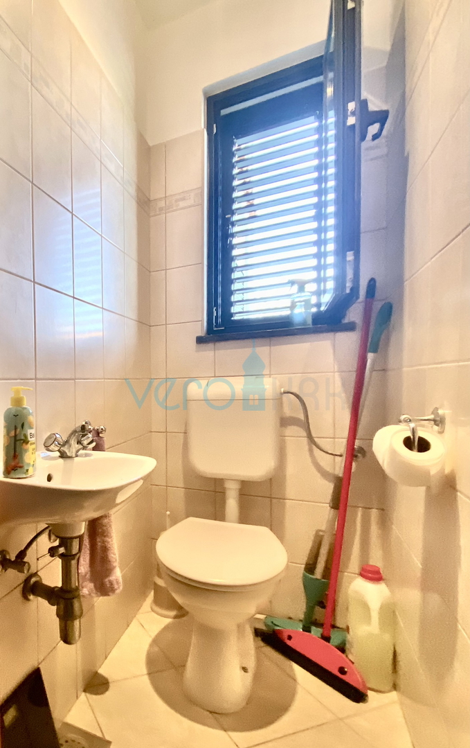 Dobrinj, Casa indipendente con giardino e vista mare, in vendita