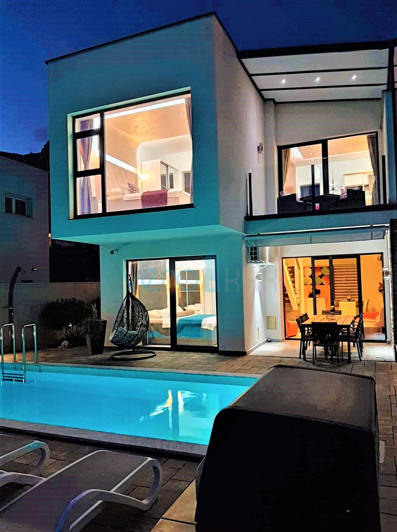 Crikvenica, entroterra - villa urbana con piscina, vendita