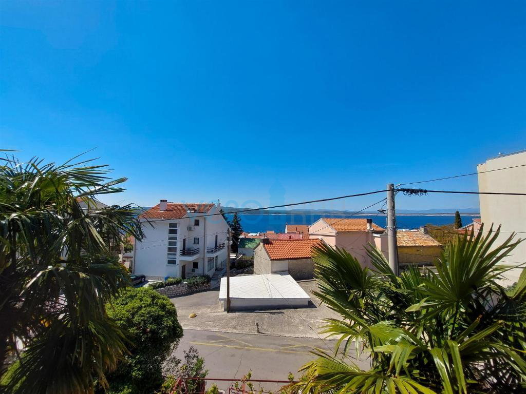 Crikvenica, piano di una casa con terrazzi e garage, 300m dalla spiaggia e dal centro, in vendita