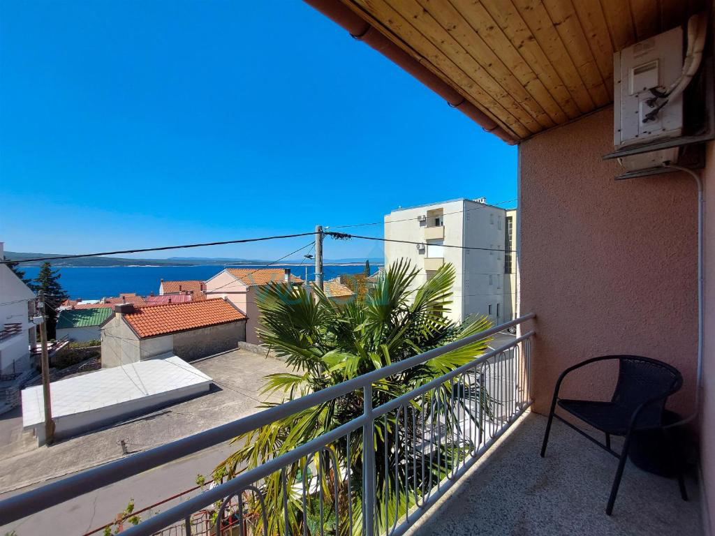 Crikvenica, piano di una casa con terrazzi e garage, 300m dalla spiaggia e dal centro, in vendita