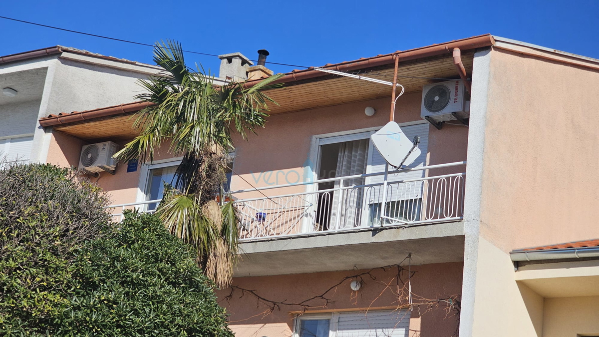 Crikvenica, piano di una casa con terrazzi e garage, 300m dalla spiaggia e dal centro, in vendita