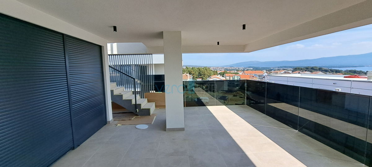 Città di Krk, moderno appartamento duplex, piscina sul tetto, terrazza, vista, nuova costruzione, vendita