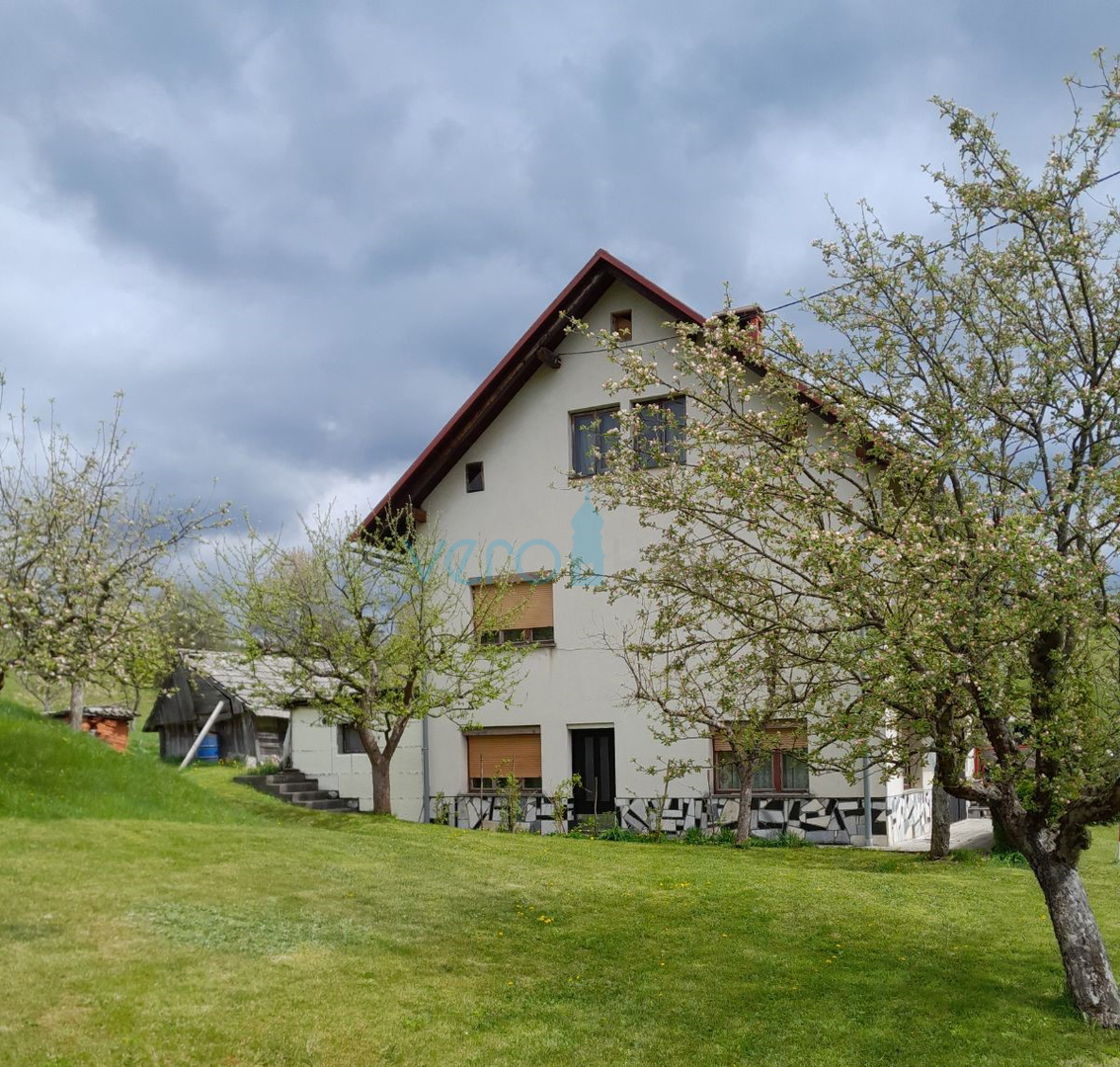 Čabar, Prezid, casa indipendente, ampio cortile, legnaia, in vendita