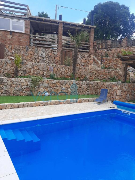 Dobrinj, dintorni, Casa indipendente con piscina e ampio giardino, in vendita