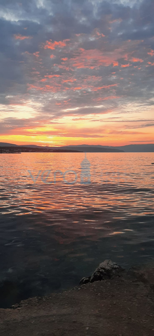 Isola di Krk, centro di Malinska: Casa indipendente con 7 unità, a 450 m dal mare, in vendita