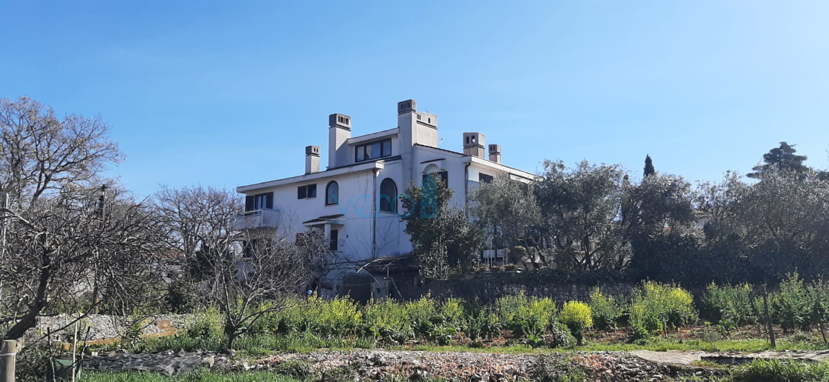 Isola di Krk, centro di Malinska: Casa indipendente con 7 unità, a 450 m dal mare, in vendita