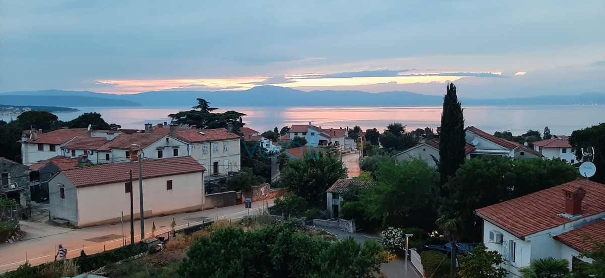 Isola di Krk, centro di Malinska: Casa indipendente con 7 unità, a 450 m dal mare, in vendita