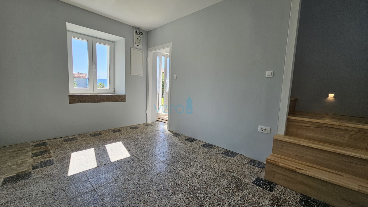 Isola di Krk, città di Krk, ampia zona circostante, casa in pietra ristrutturata a schiera finale, vista parziale sul mare, vendita
