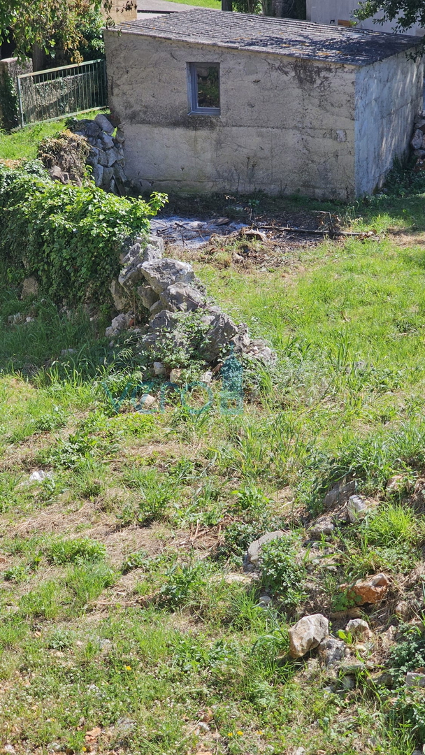 Isola di Krk, città di Krk, ampia zona circostante, casa in pietra ristrutturata a schiera finale, vista parziale sul mare, vendita