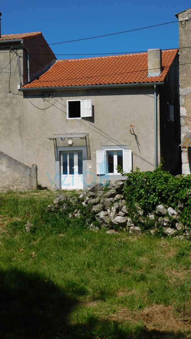 Isola di Krk, città di Krk, ampia zona circostante, casa in pietra ristrutturata a schiera finale, vista parziale sul mare, vendita