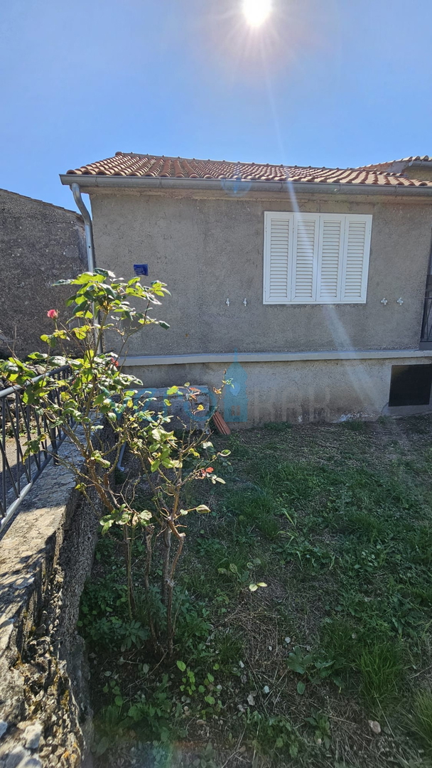 Isola di Krk, città di Krk, ampia zona circostante, casa in pietra ristrutturata a schiera finale, vista parziale sul mare, vendita