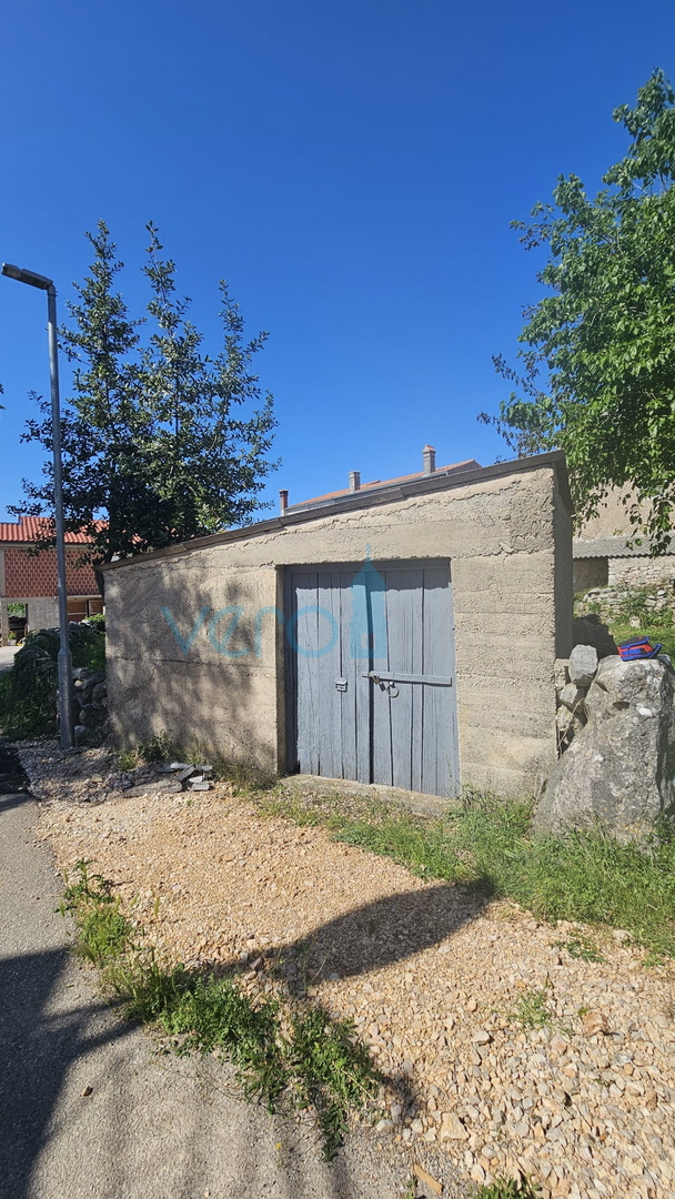 Isola di Krk, città di Krk, ampia zona circostante, casa in pietra ristrutturata a schiera finale, vista parziale sul mare, vendita