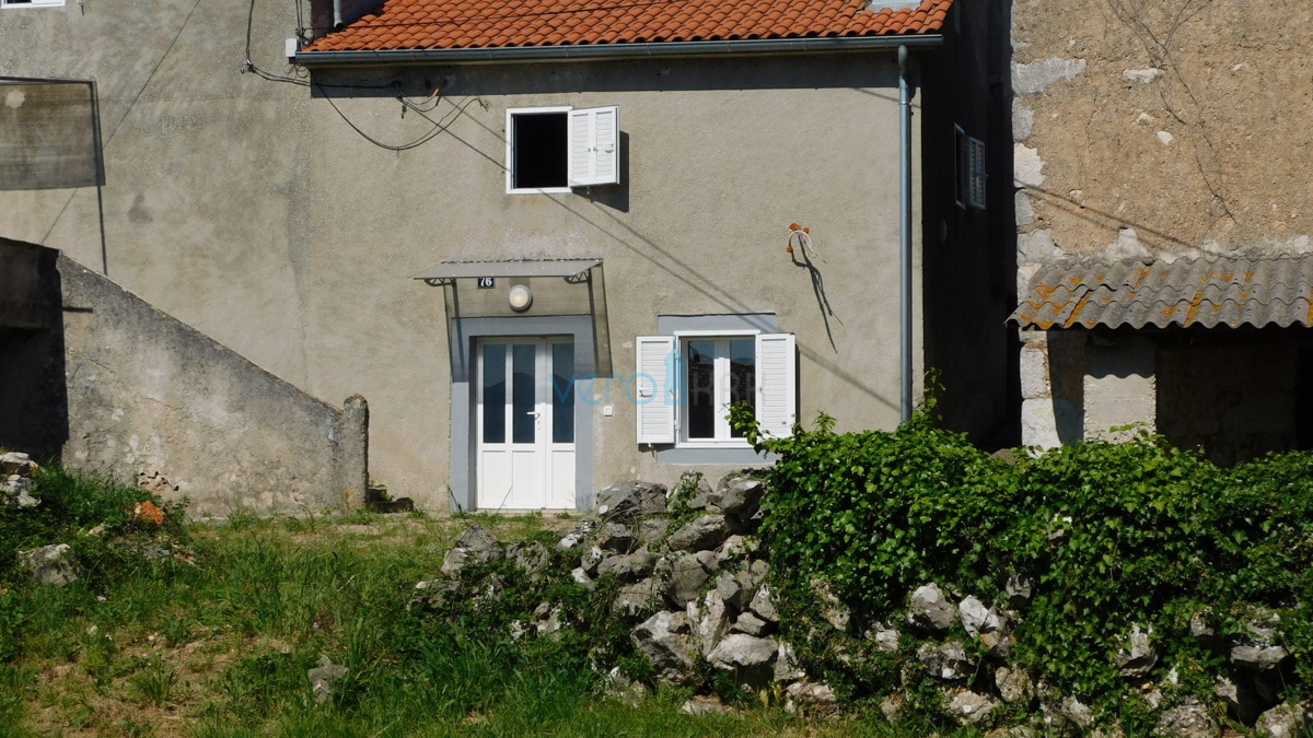 Isola di Krk, città di Krk, ampia zona circostante, casa in pietra ristrutturata a schiera finale, vista parziale sul mare, vendita