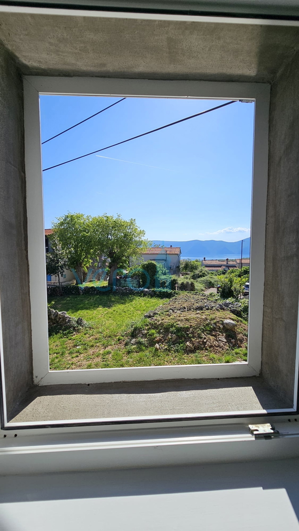Isola di Krk, città di Krk, ampia zona circostante, casa in pietra ristrutturata a schiera finale, vista parziale sul mare, vendita