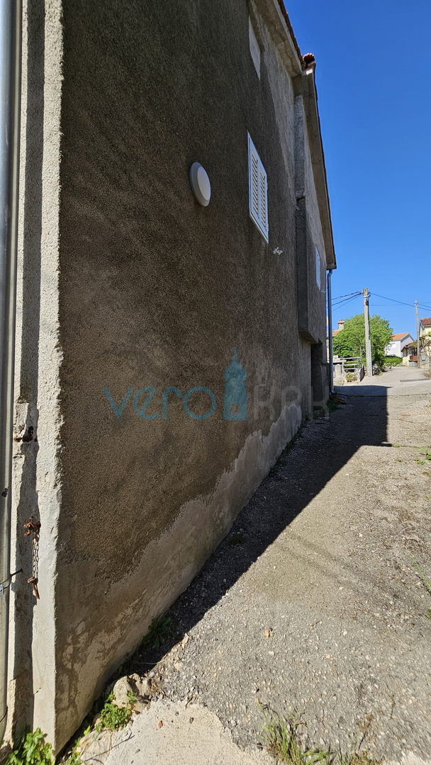 Isola di Krk, città di Krk, ampia zona circostante, casa in pietra ristrutturata a schiera finale, vista parziale sul mare, vendita