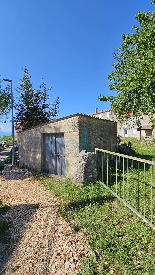 Isola di Krk, città di Krk, ampia zona circostante, casa in pietra ristrutturata a schiera finale, vista parziale sul mare, vendita