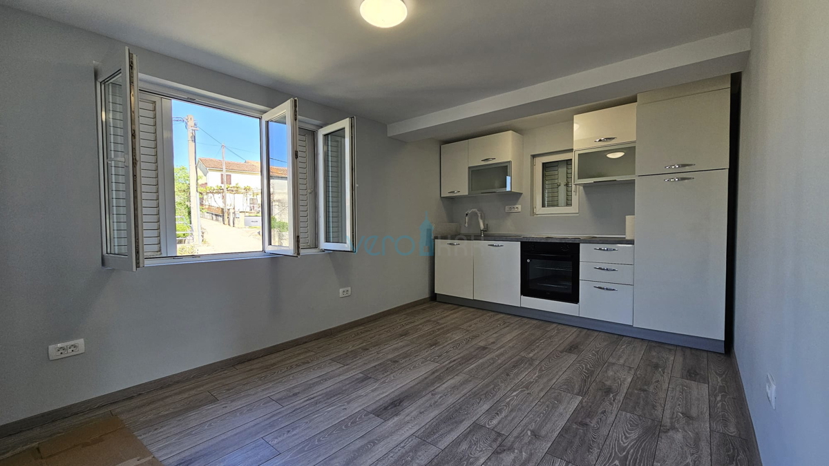 Isola di Krk, città di Krk, ampia zona circostante, casa in pietra ristrutturata a schiera finale, vista parziale sul mare, vendita