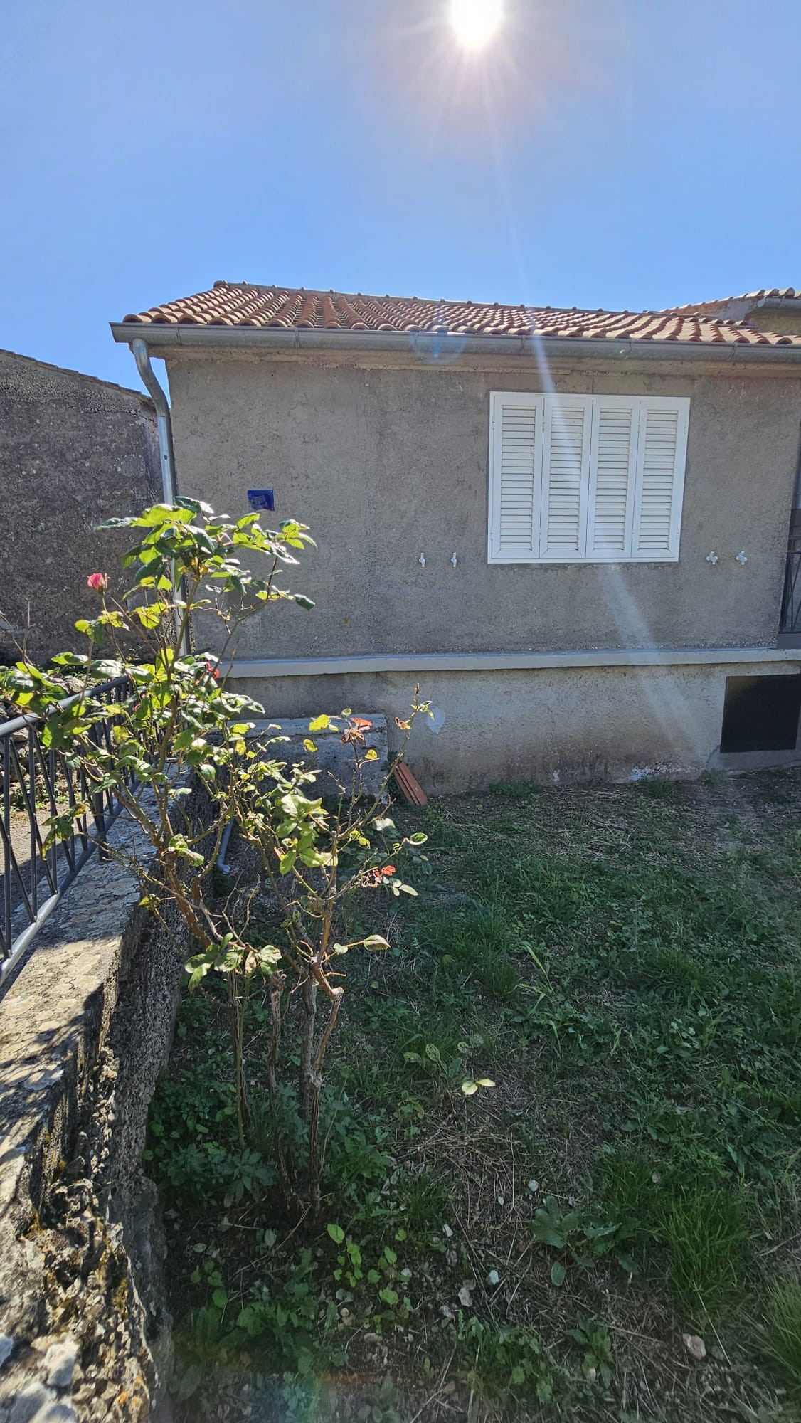 Isola di Krk, città di Krk, ampia zona circostante, casa in pietra ristrutturata a schiera finale, vista parziale sul mare, vendita