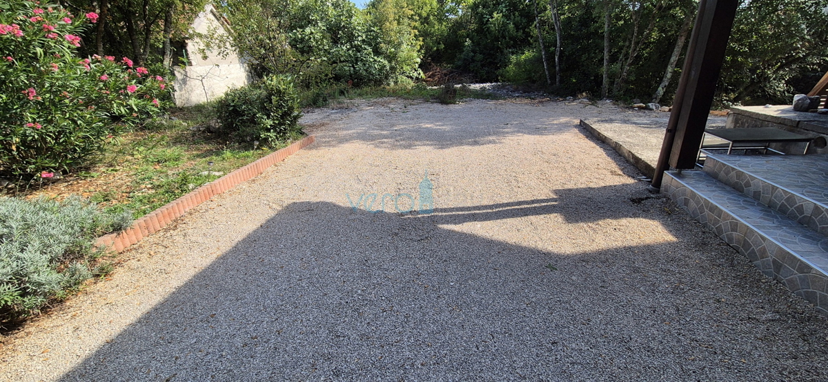 Isola di Krk, Dobrinj, periferia, casa prefabbricata indipendente con giardino