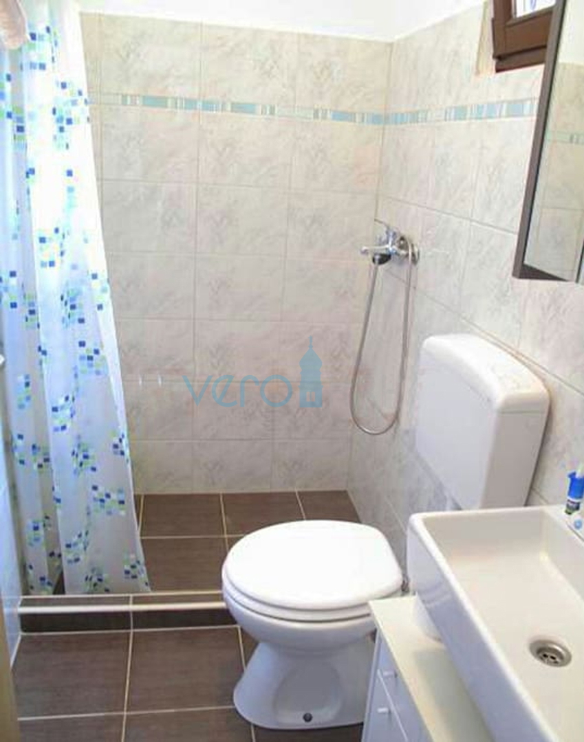 Isola di Krk, Dobrinj, periferia, casa prefabbricata indipendente con giardino