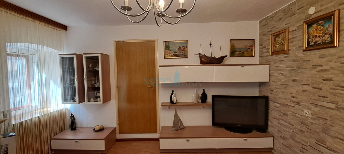 Omišalj, centro, casa a schiera in pietra 130 m2, terrazza, parcheggio, vendita