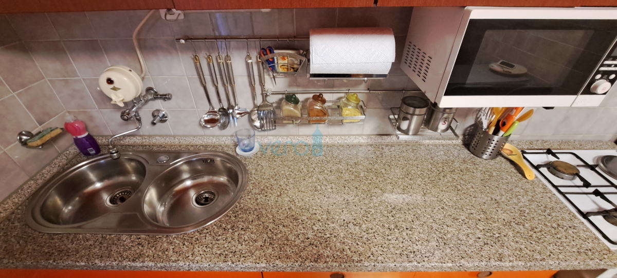Omišalj, centro, casa a schiera in pietra 130 m2, terrazza, parcheggio, vendita