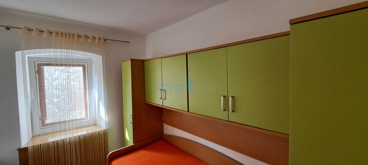 Omišalj, centro, casa a schiera in pietra 130 m2, terrazza, parcheggio, vendita