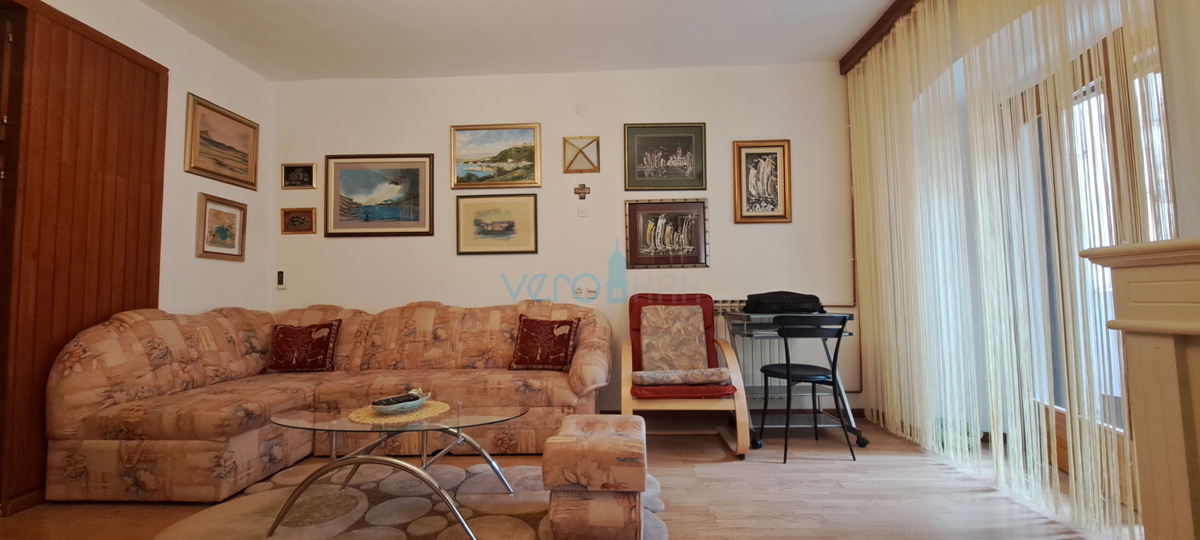 Omišalj, centro, casa a schiera in pietra 130 m2, terrazza, parcheggio, vendita