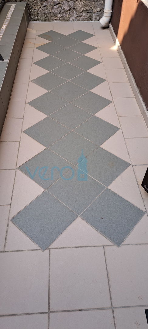 Omišalj, centro, casa a schiera in pietra 130 m2, terrazza, parcheggio, vendita