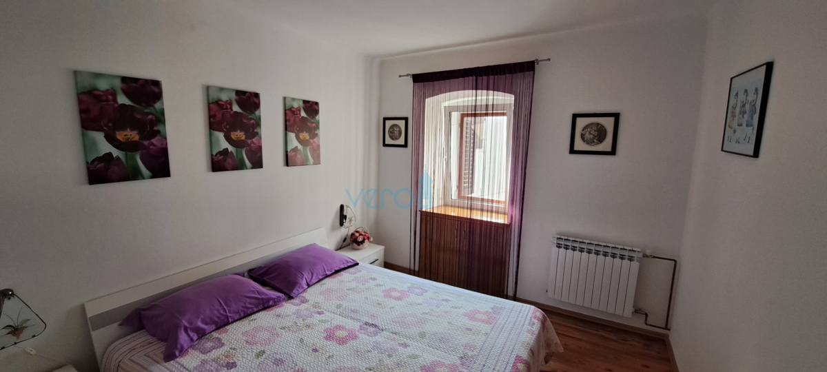 Omišalj, centro, casa a schiera in pietra 130 m2, terrazza, parcheggio, vendita