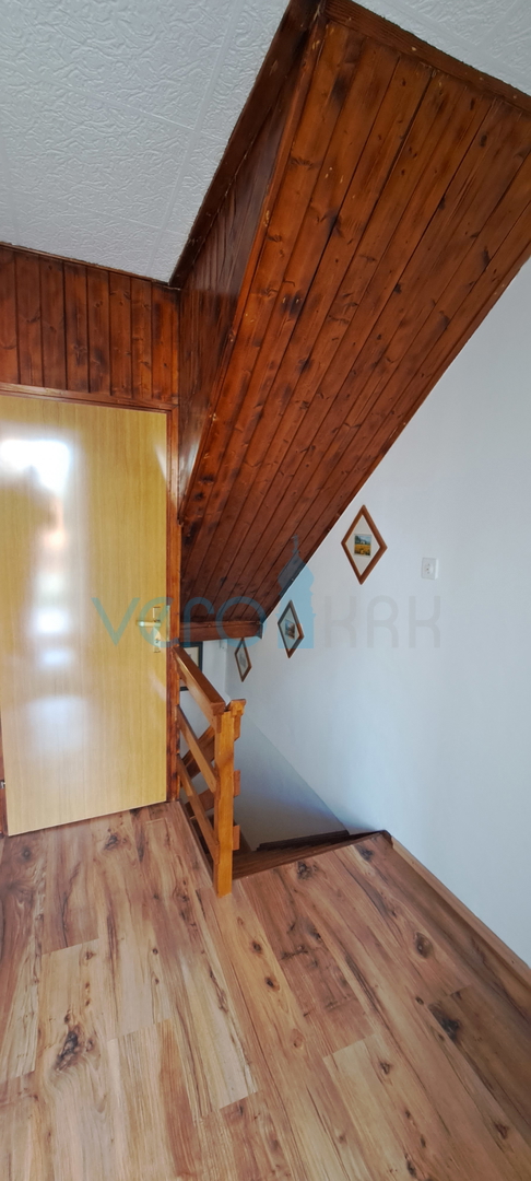Omišalj, centro, casa a schiera in pietra 130 m2, terrazza, parcheggio, vendita