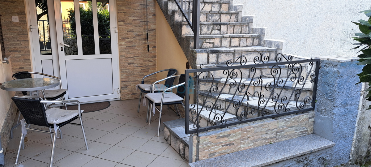 Omišalj, centro, casa a schiera in pietra 130 m2, terrazza, parcheggio, vendita