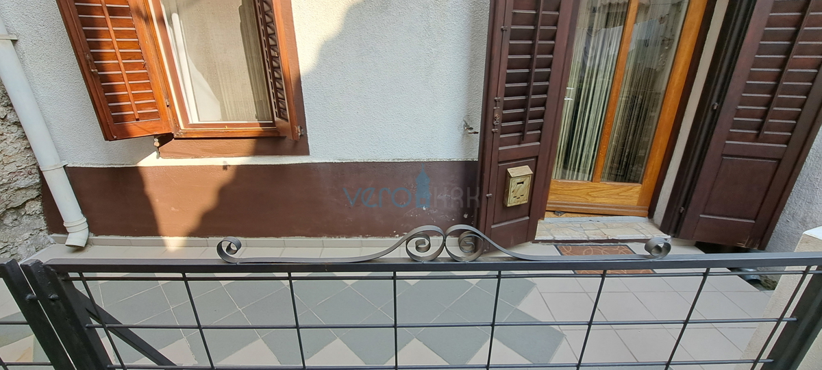 Omišalj, centro, casa a schiera in pietra 130 m2, terrazza, parcheggio, vendita