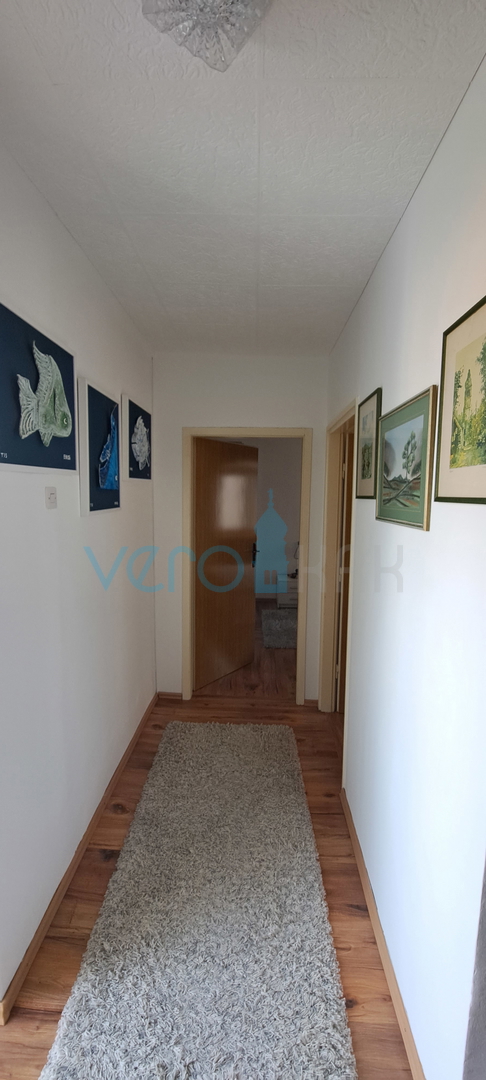 Omišalj, centro, casa a schiera in pietra 130 m2, terrazza, parcheggio, vendita