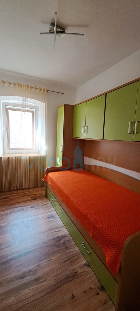Omišalj, centro, casa a schiera in pietra 130 m2, terrazza, parcheggio, vendita