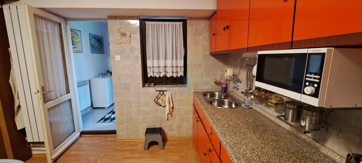 Omišalj, centro, casa a schiera in pietra 130 m2, terrazza, parcheggio, vendita