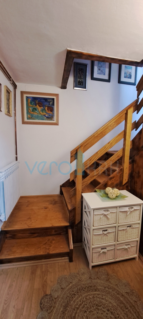 Omišalj, centro, casa a schiera in pietra 130 m2, terrazza, parcheggio, vendita
