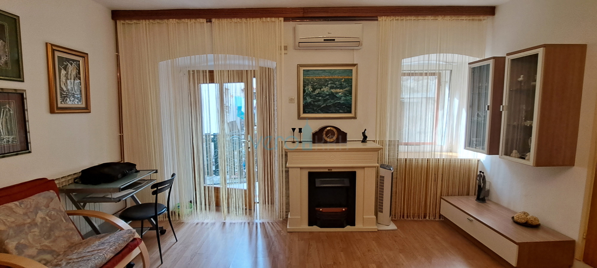 Omišalj, centro, casa a schiera in pietra 130 m2, terrazza, parcheggio, vendita