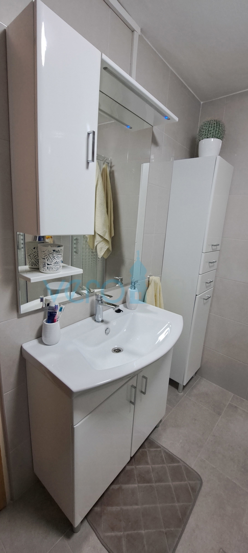 Omišalj, centro, casa a schiera in pietra 130 m2, terrazza, parcheggio, vendita