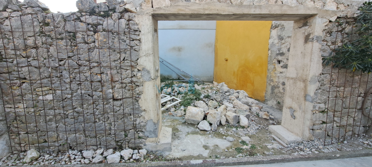 Omišalj, centro, casa a schiera in pietra 130 m2, terrazza, parcheggio, vendita