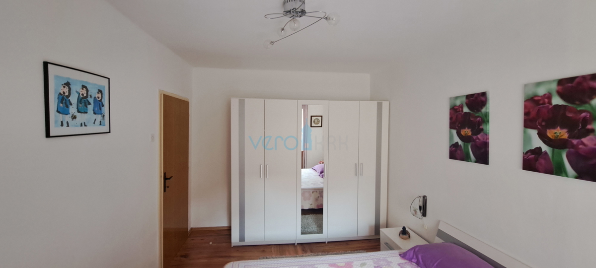 Omišalj, centro, casa a schiera in pietra 130 m2, terrazza, parcheggio, vendita