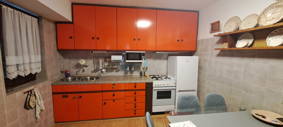 Omišalj, centro, casa a schiera in pietra 130 m2, terrazza, parcheggio, vendita