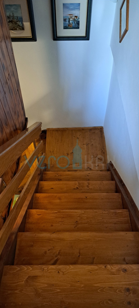 Omišalj, centro, casa a schiera in pietra 130 m2, terrazza, parcheggio, vendita