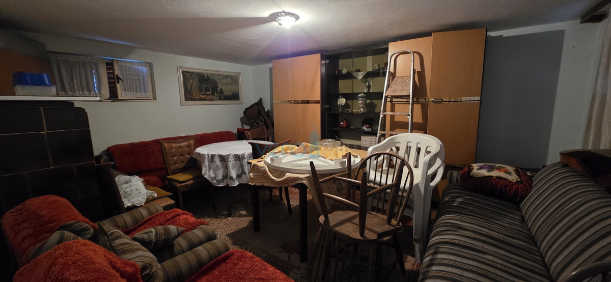 Gorski kotar, Vrbovsko, casa indipendente con 3 appartamenti, giardino, vendita